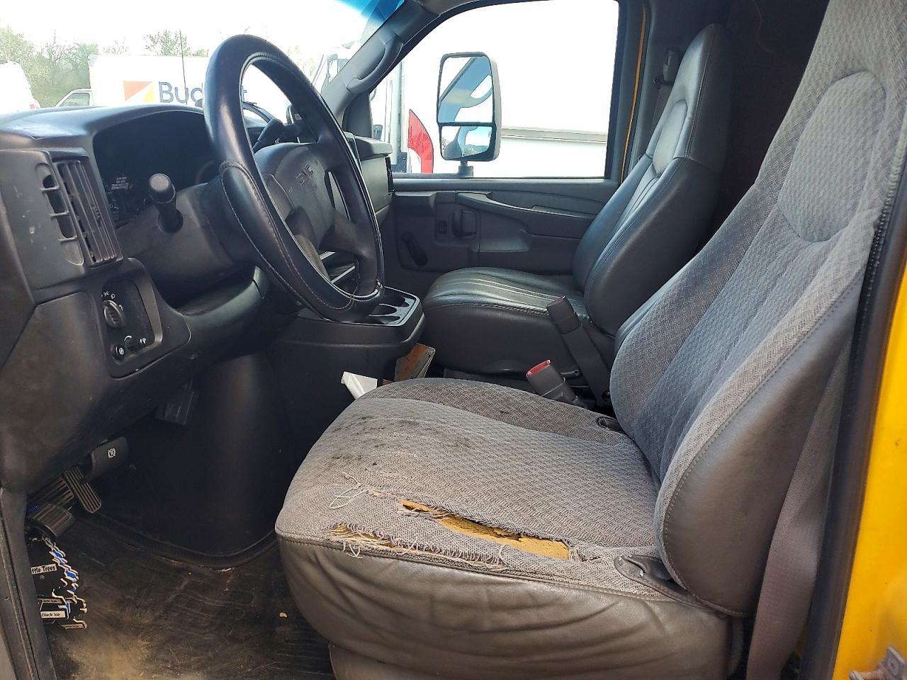 2004 GMC Savana BOX Truck