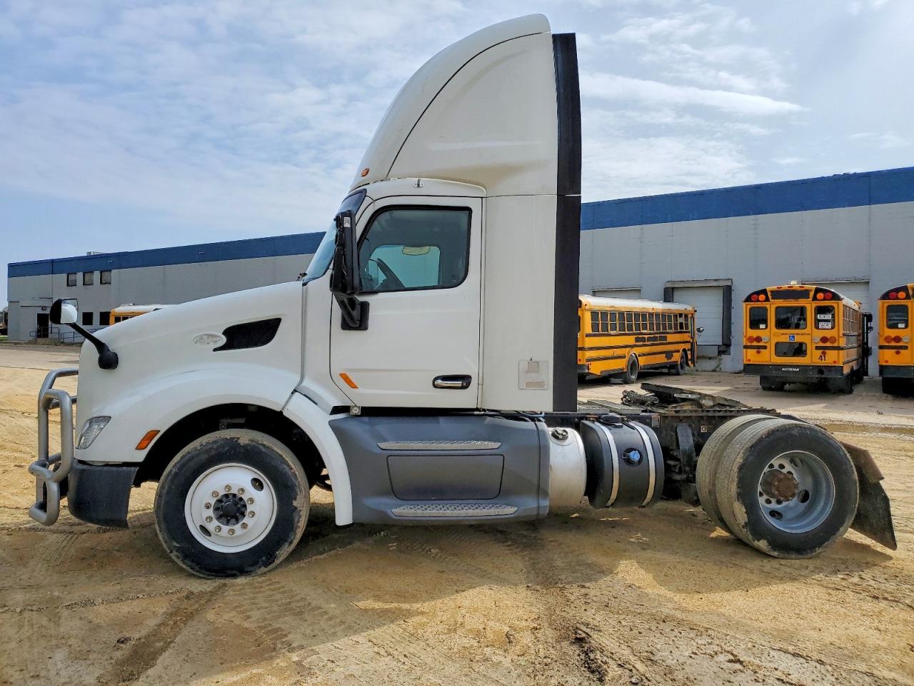 2018 Peterbilt 579 Semi Truck
