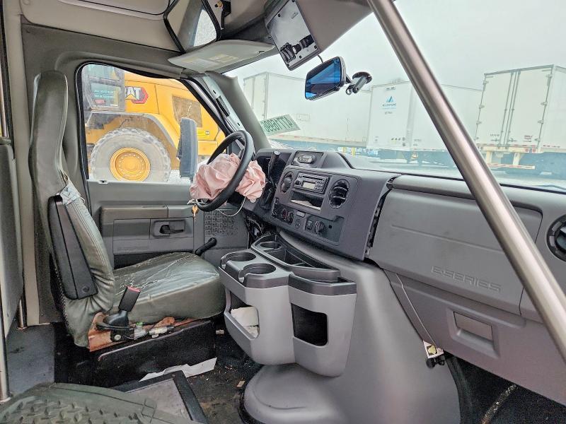 2022 Ford Econoline E450 Super Duty Cutaway Van