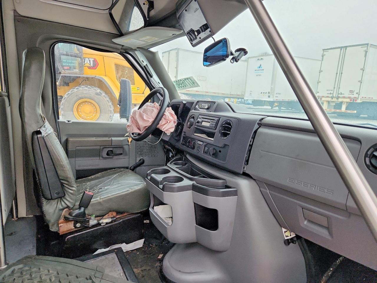 2022 Ford Econoline E450 Super Duty Cutaway Van