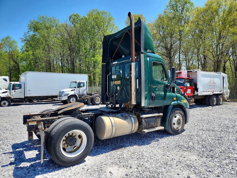 2016 Freightliner Cascadia 1-semi Truck