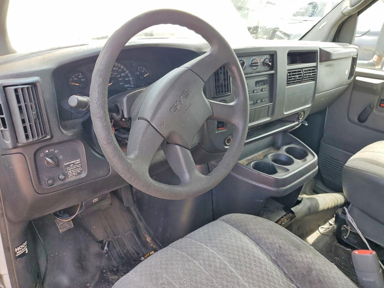 2005 GMC Savana BOX Truck