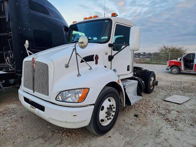 2015 Kenworth T330 Semi Truck