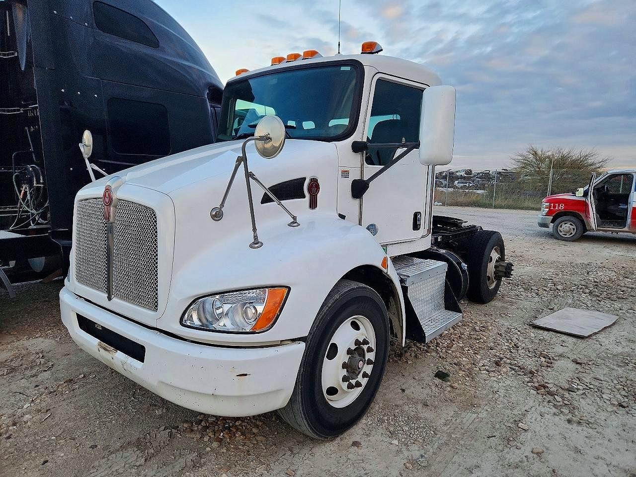 2015 Kenworth T330 Semi Truck