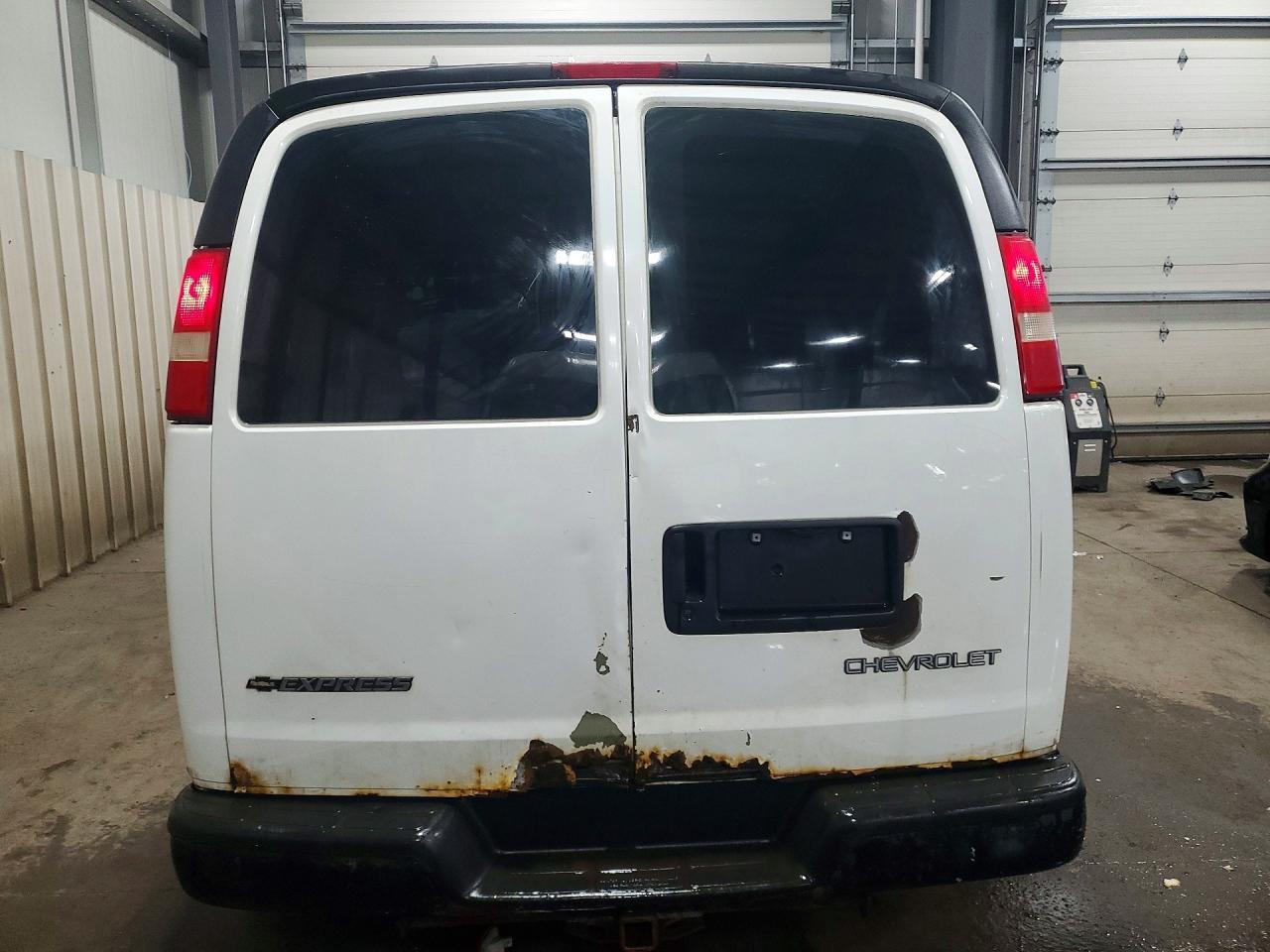 2005 Chevrolet Express 3500 Delivery Truck
