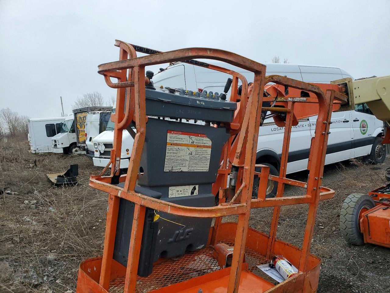 2000 JLG E300AJP