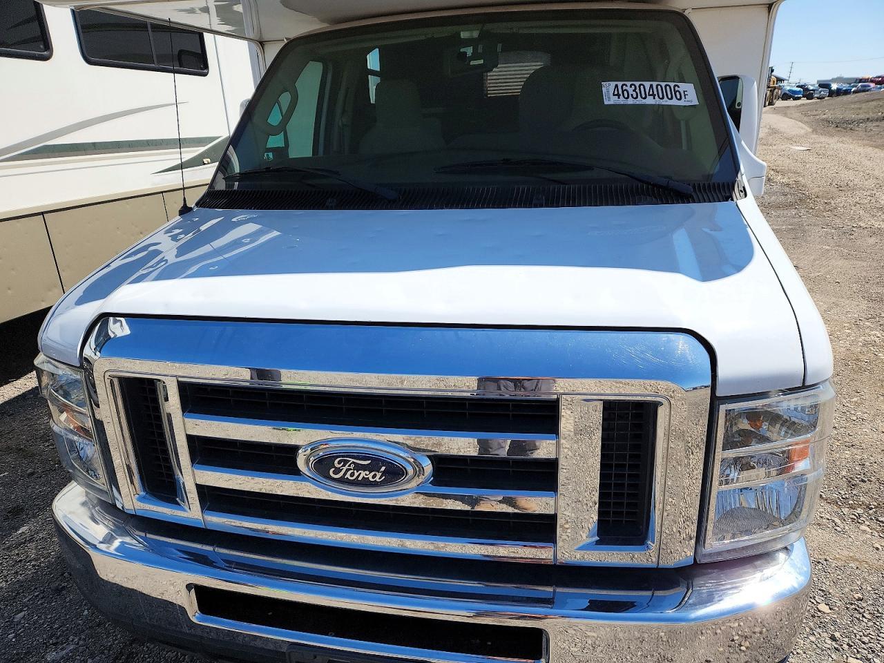 2013 Ford Econoline E450 Super Duty Cutaway Van