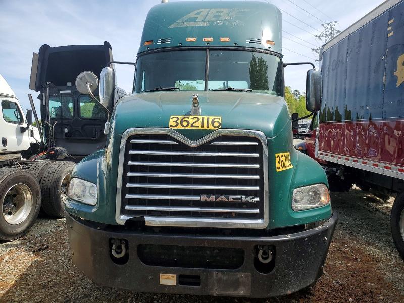 2017 Mack CXU613 Semi Truck