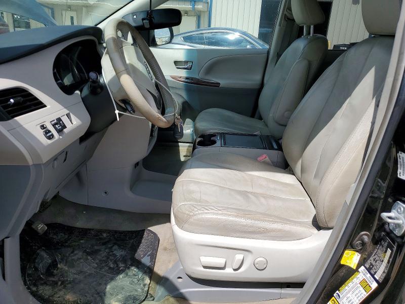 2012 Toyota Sienna xle 8-passenger