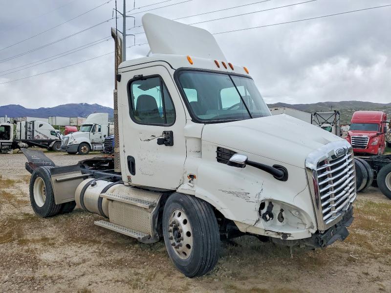2014 Freigliner 2014 Freightliner Cascadia 113 Semi Truck