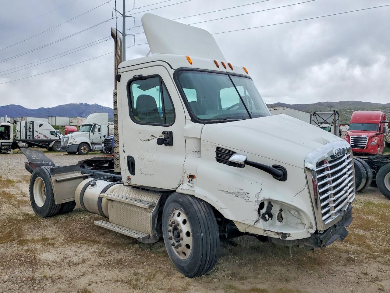 2014 Freigliner 2014 Freightliner Cascadia 113 Semi Truck