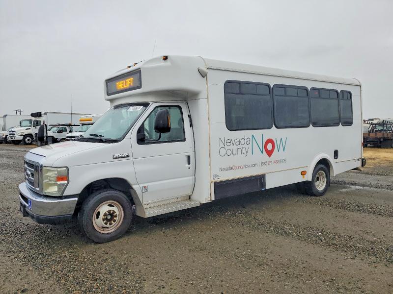 2013 Ford Econoline E450 Super Duty Cutaway Van
