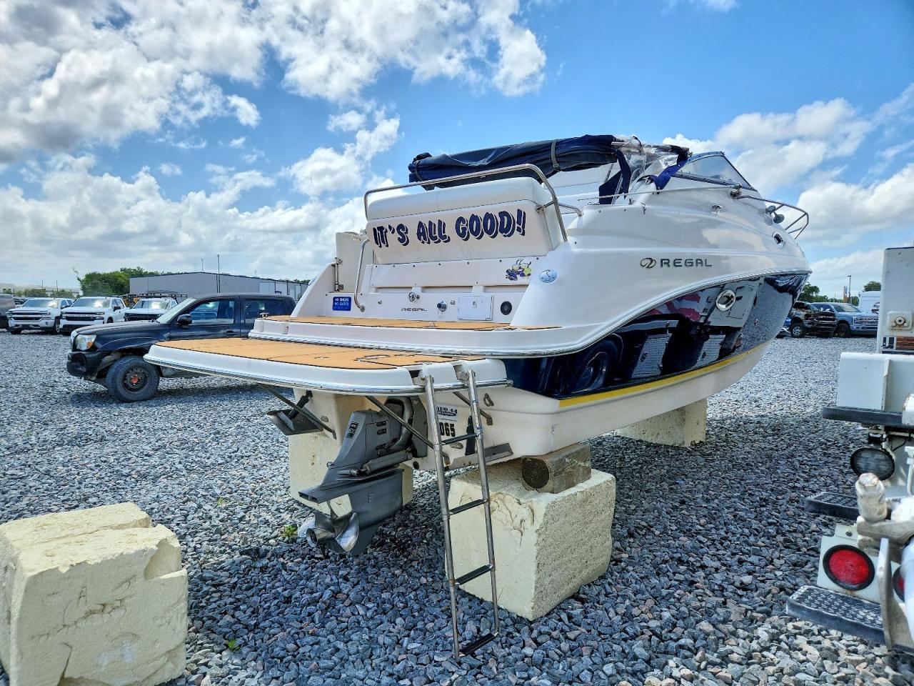 2005 Regal Commodore 2665-Boat