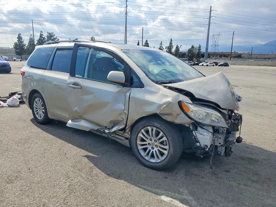 2016 Toyota Sienna xle 8-passenger