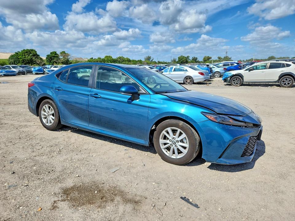 2025 Toyota Camry le