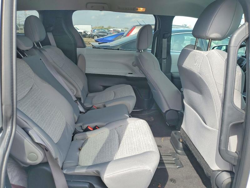 2025 Toyota Sienna le