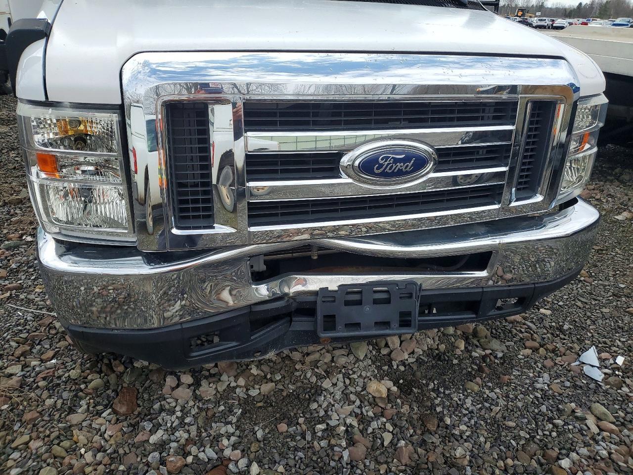 2017 Ford Econoline E350 Super Duty Cutaway Van