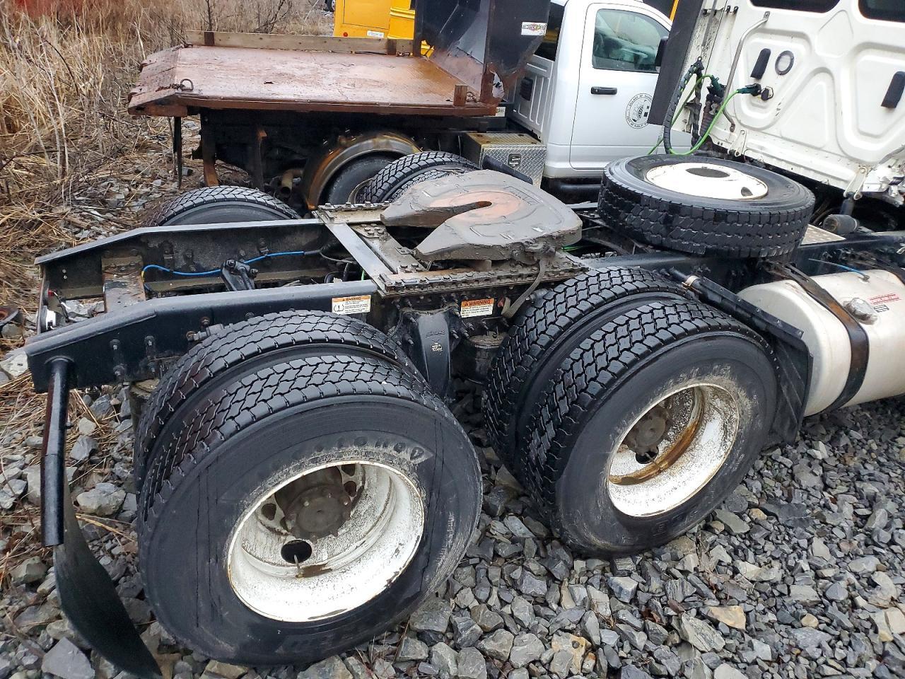 2021 Freigliner 2021 Freightliner Cascadia 126 Semi Truck