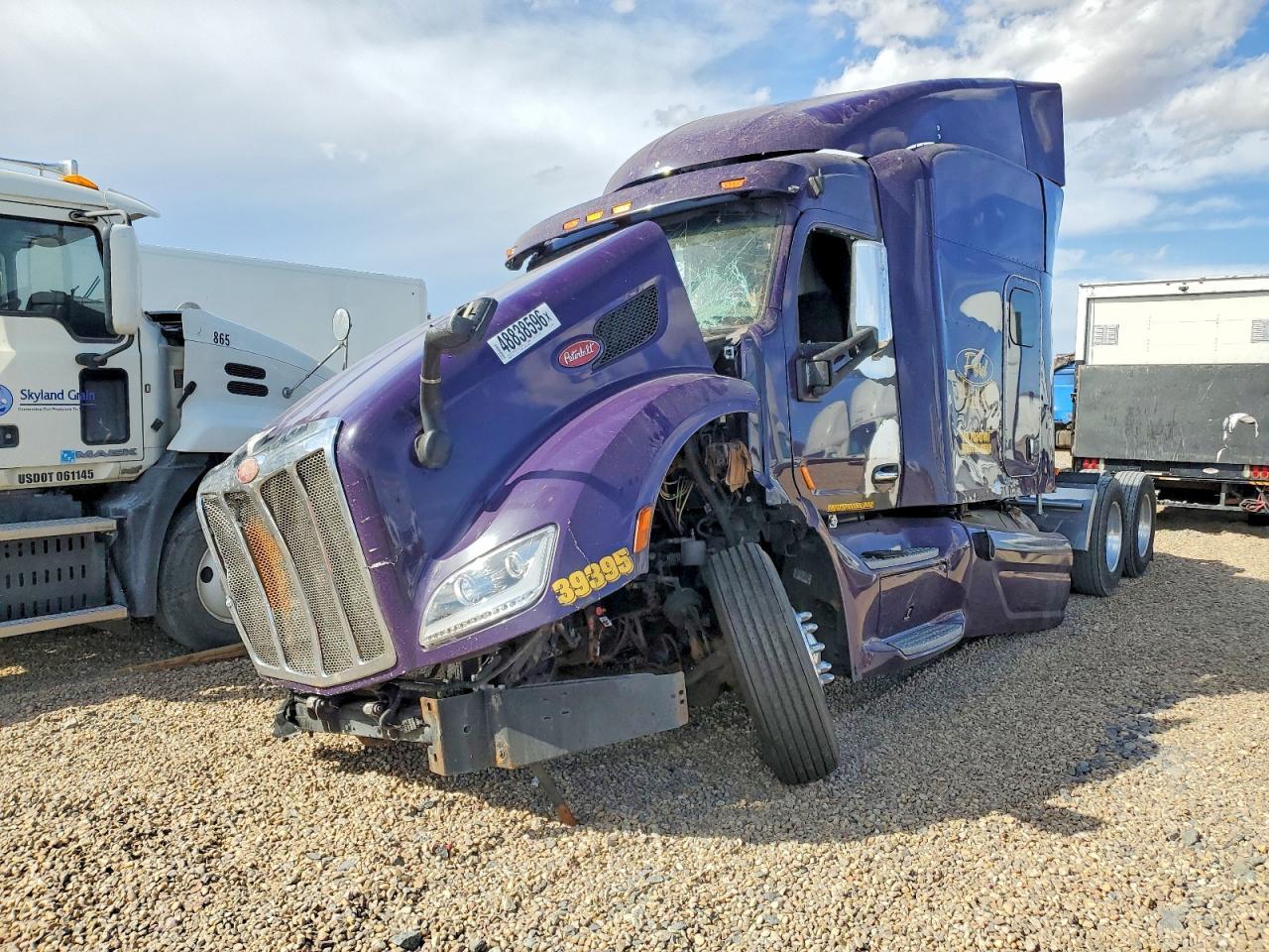 2015 Peterbilt 579 Semi Truck