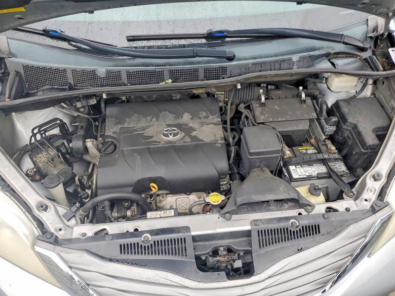 2012 Toyota Sienna xle 8-passenger