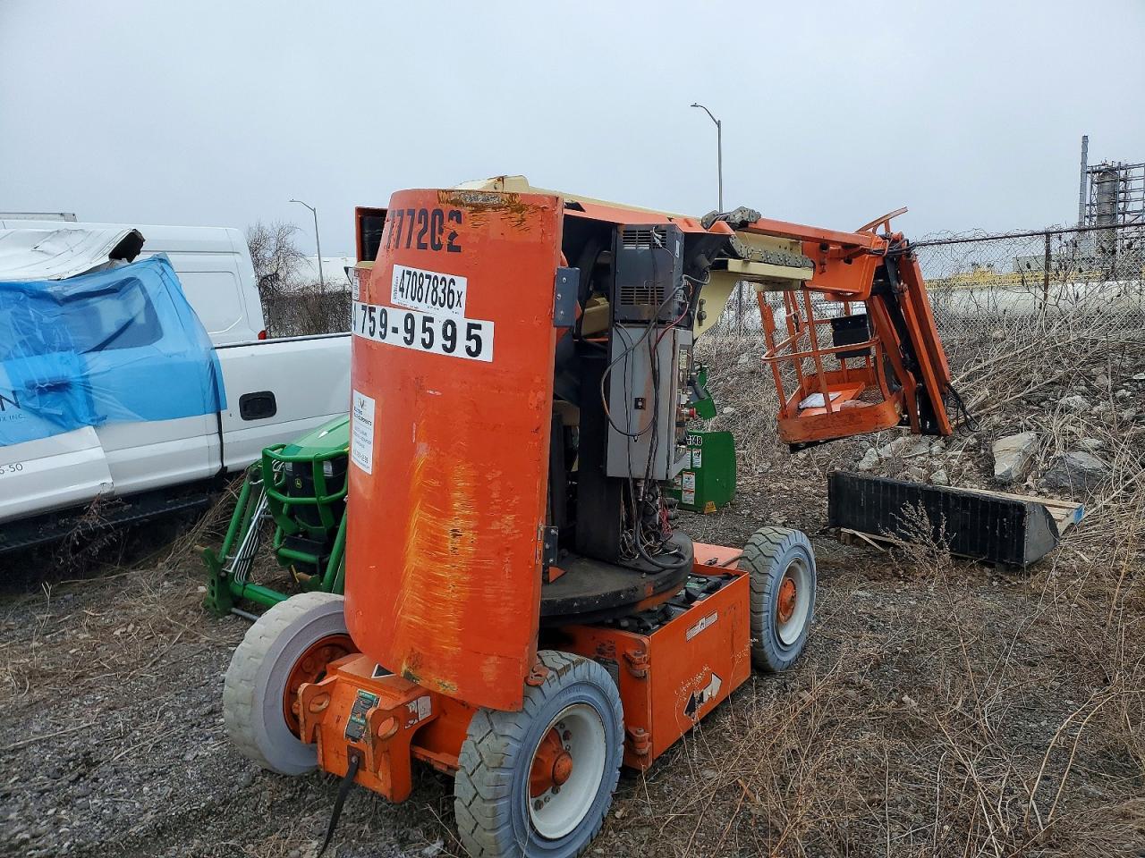 2000 JLG E300AJP