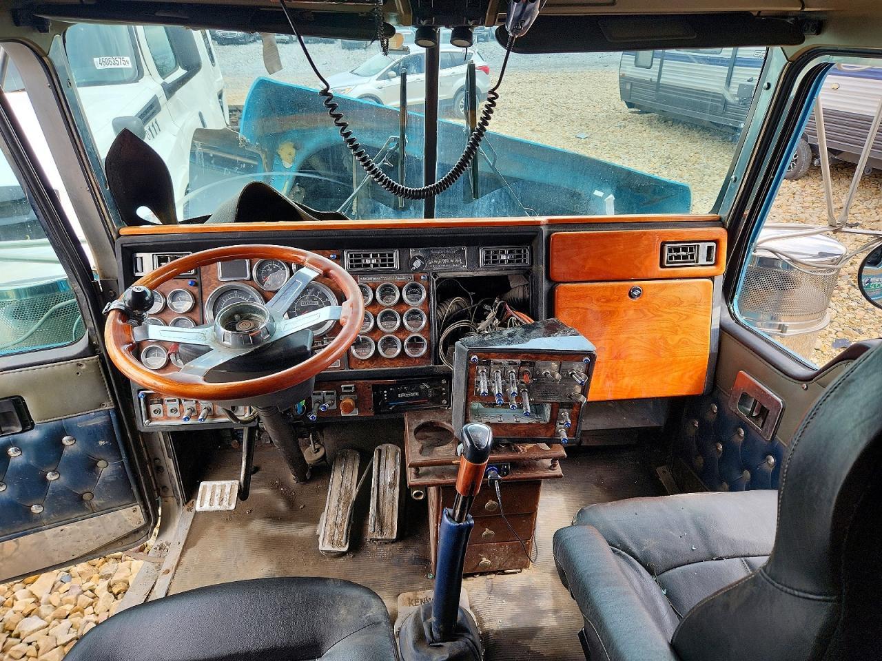 2000 Kenworth W900 Semi Truck