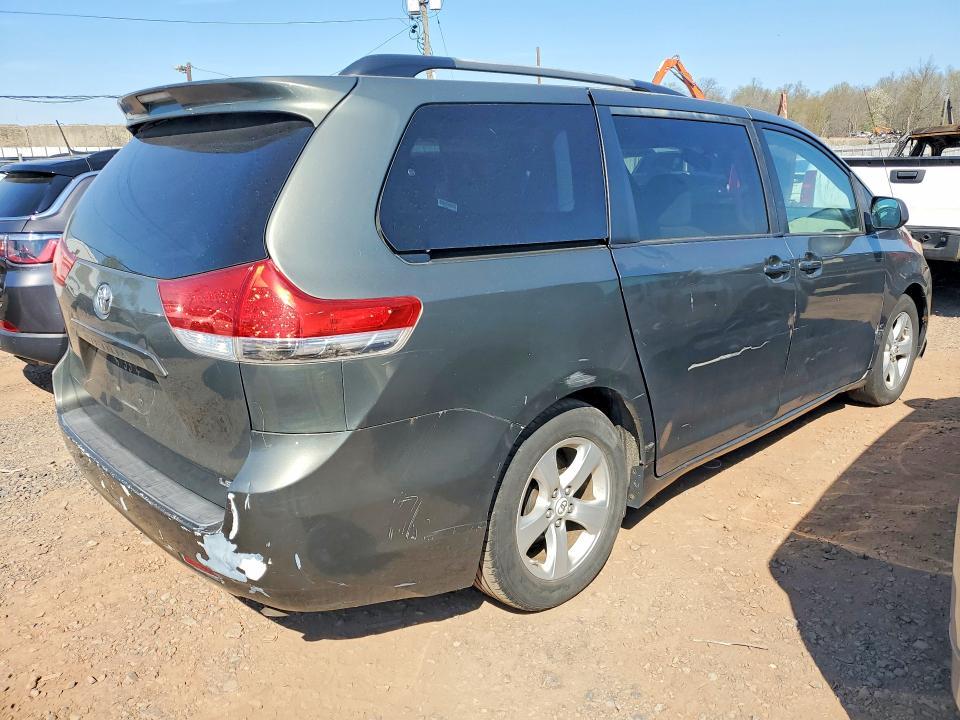 2011 Toyota Sienna le