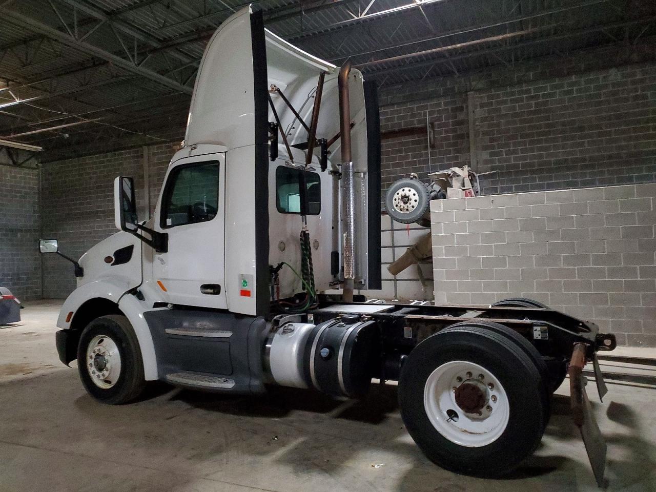 2016 Peterbilt 579 Semi Truck