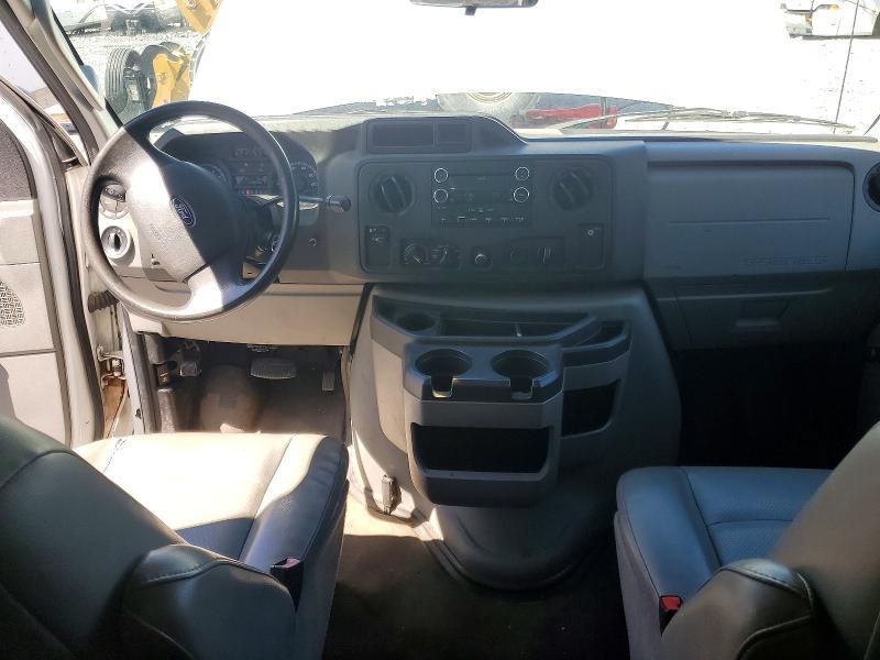 2010 Ford Econoline E350 Super Duty Cutaway Van