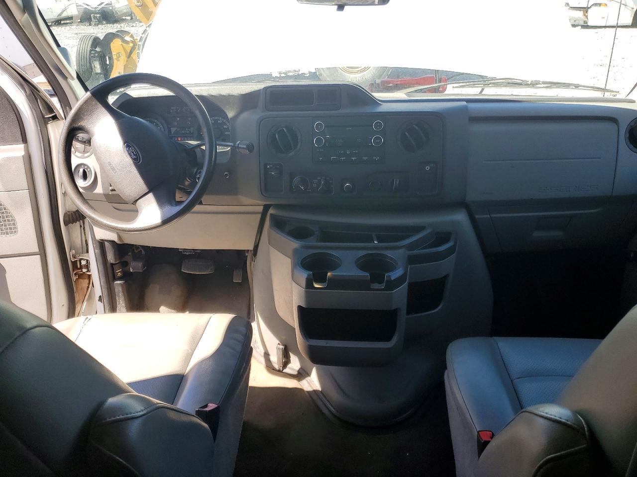 2010 Ford Econoline E350 Super Duty Cutaway Van