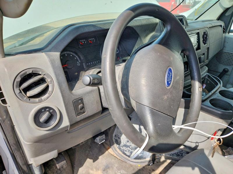 2013 Ford Econoline E350 Super Duty Cutaway Van