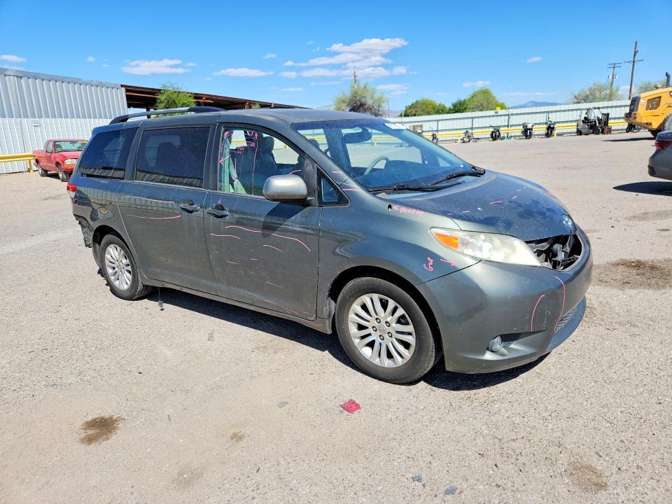 2013 Toyota Sienna xle 8-passenger