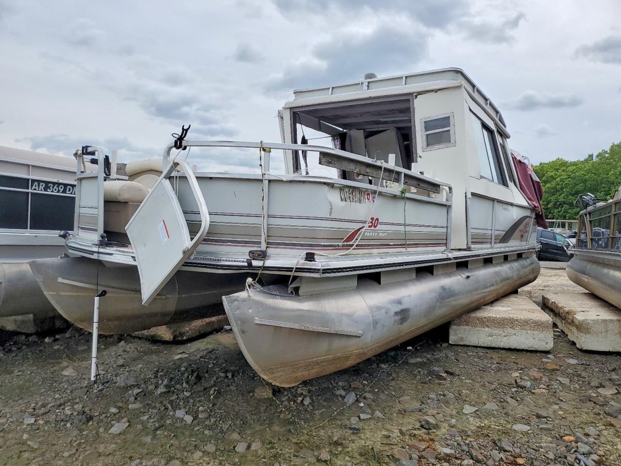 2001 Sun Tracker Boat