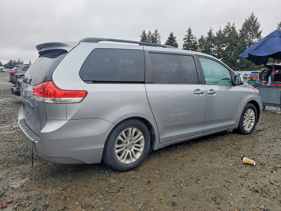 2012 Toyota Sienna xle 8-passenger