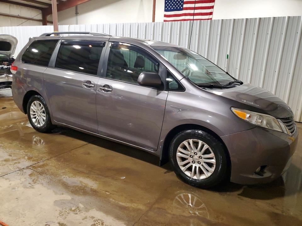 2011 Toyota Sienna xle 8-passenger