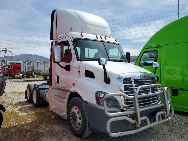 2016 Freigliner 2016 Freightliner Cascadia 113 Semi Truck