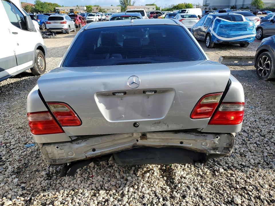 2001 Mercedes-Benz E 320