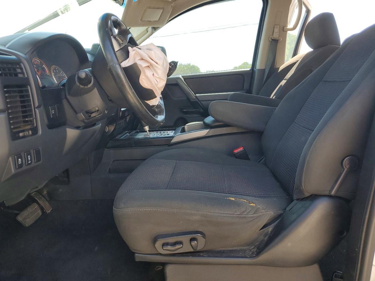2013 Nissan Titan SV