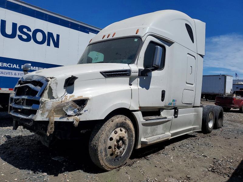 2018 Freightliner Cascadia 126 Semi Truck