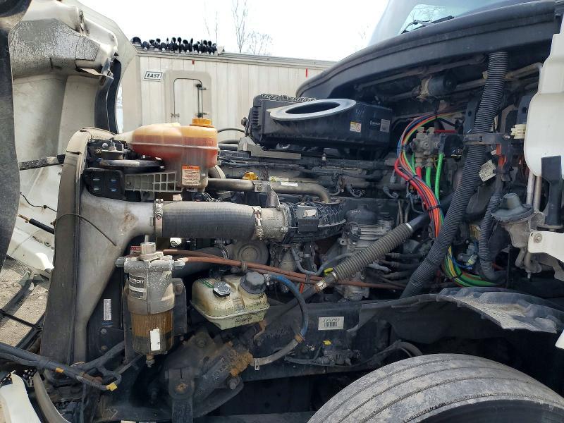 2018 Freigliner 2018 Freightliner Cascadia 126 Semi Truck