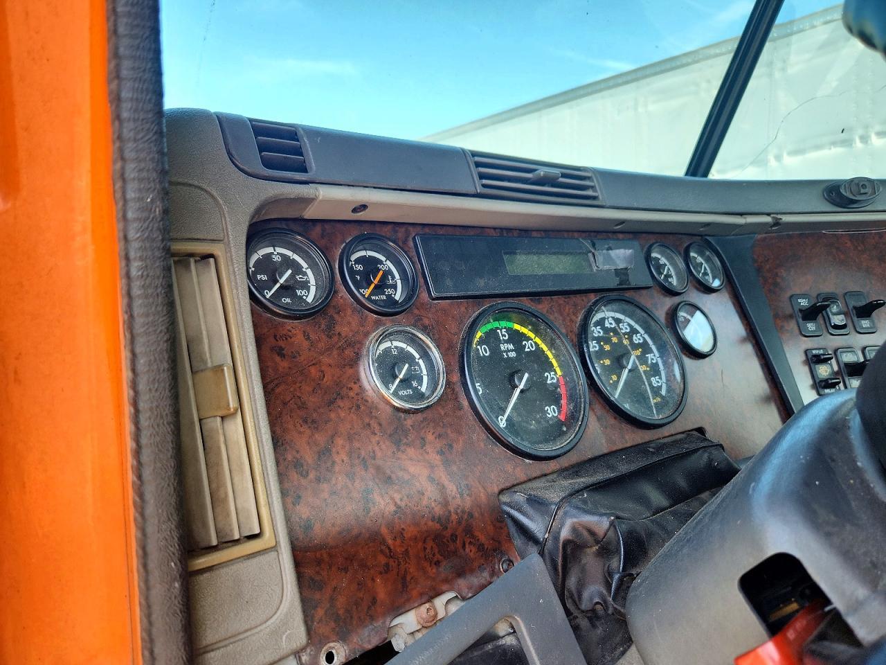 2007 Freigliner 2007 Freightliner CST120 Semi Truck
