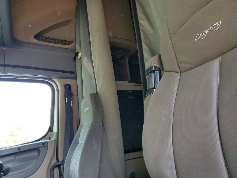 2011 Freightliner Cascadia 125 Semi Truck