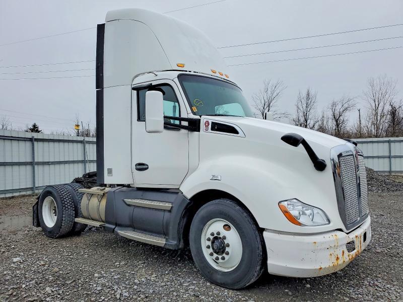 2017 Kenworth Construction T680