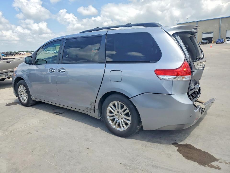 2011 Toyota Sienna xle 8-passenger
