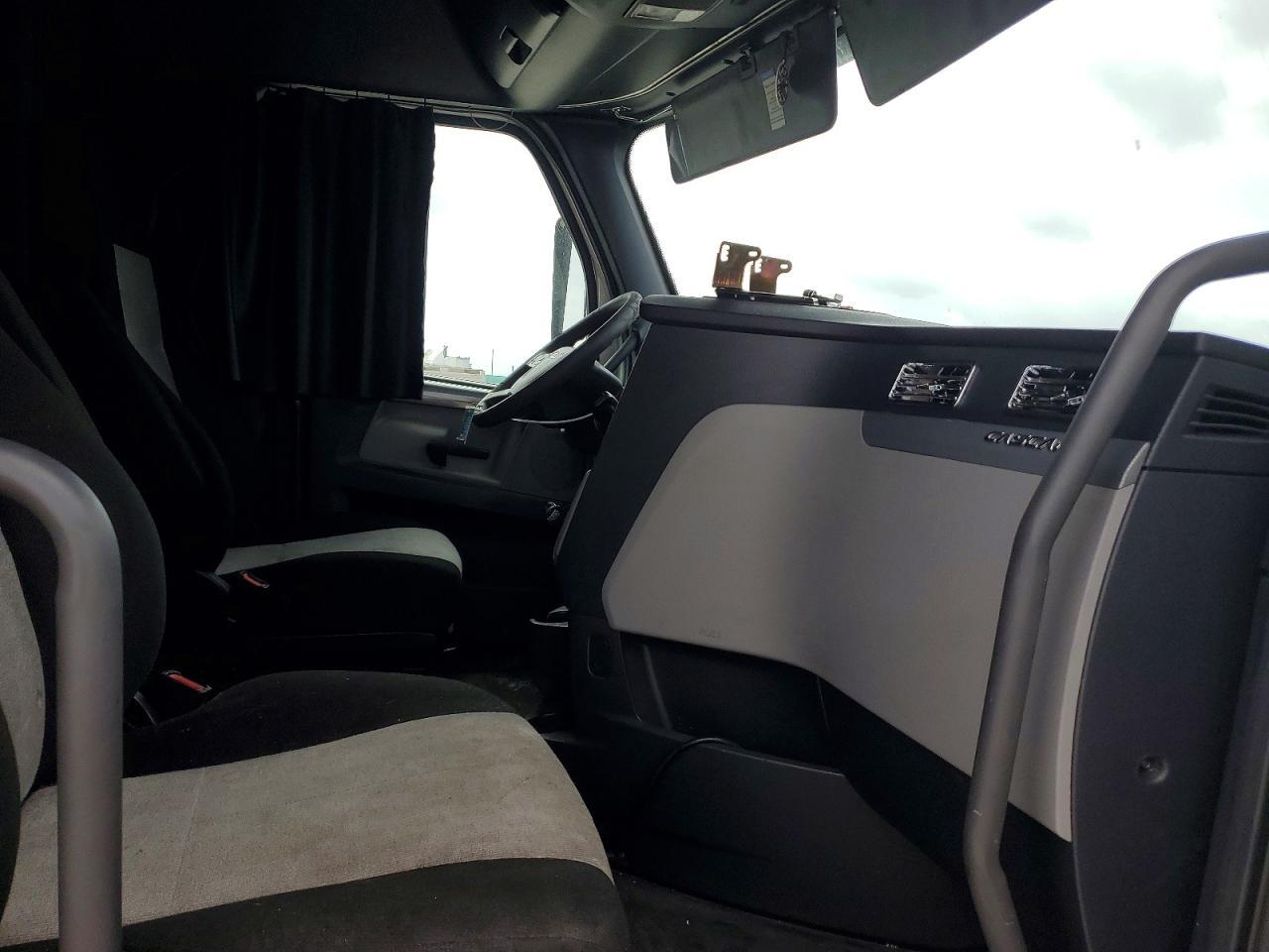 2020 Freigliner 2020 Freightliner Cascadia 126 Semi Truck
