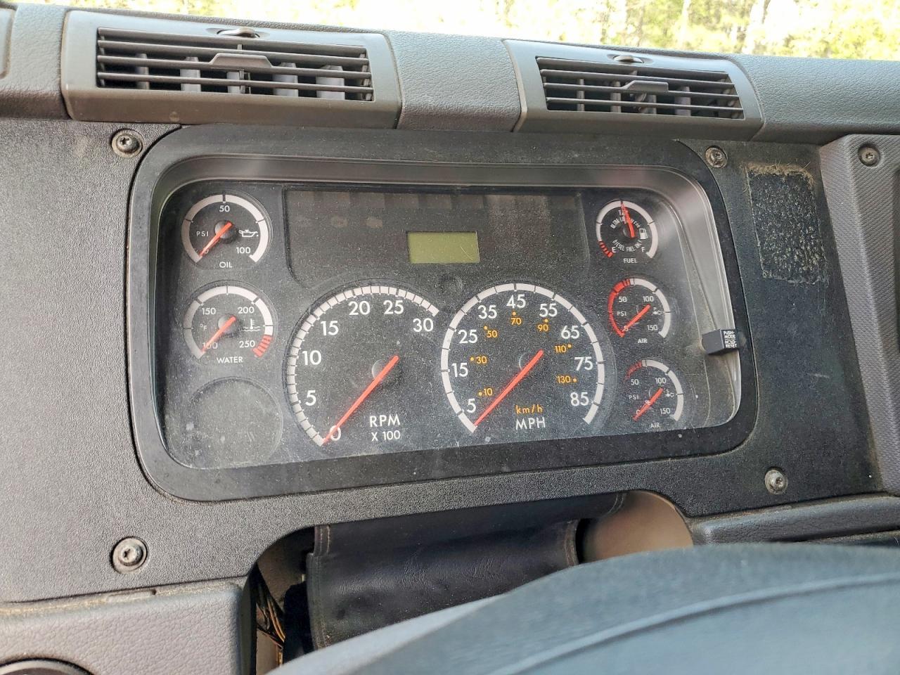 2011 Freigliner 2011 Freightliner Cascadia Semi Truck