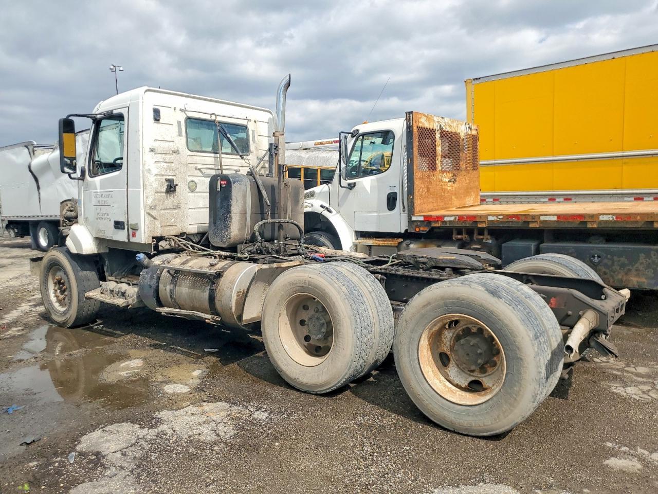 2012 Volvo VNL Semi Truck