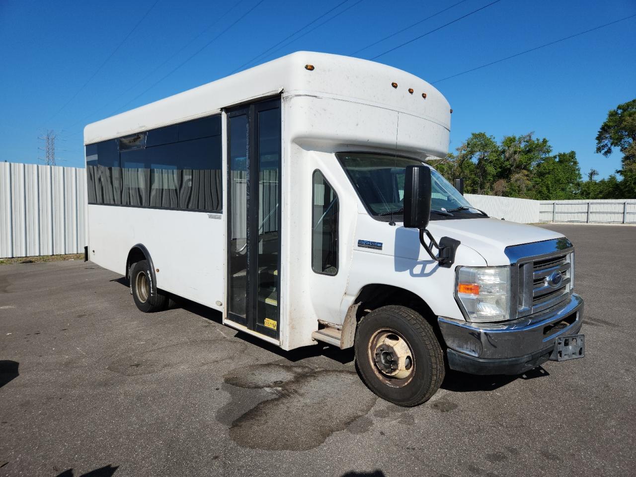 2014 Ford Econoline E450 Super Duty Cutaway Van
