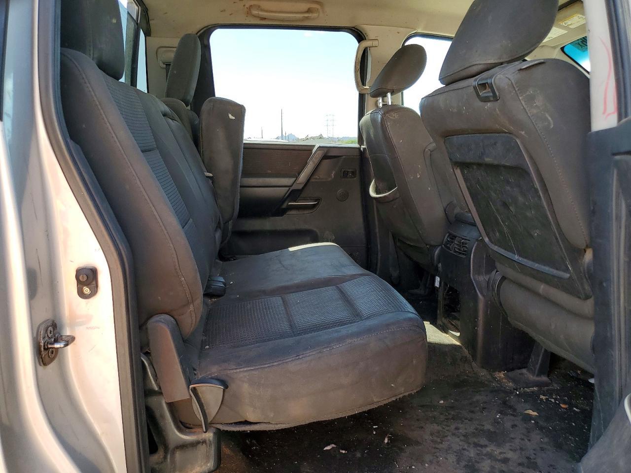 2014 Nissan Titan SV