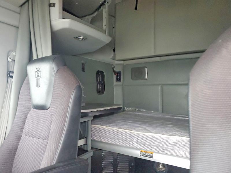 2017 Kenworth T680 Semi Truck